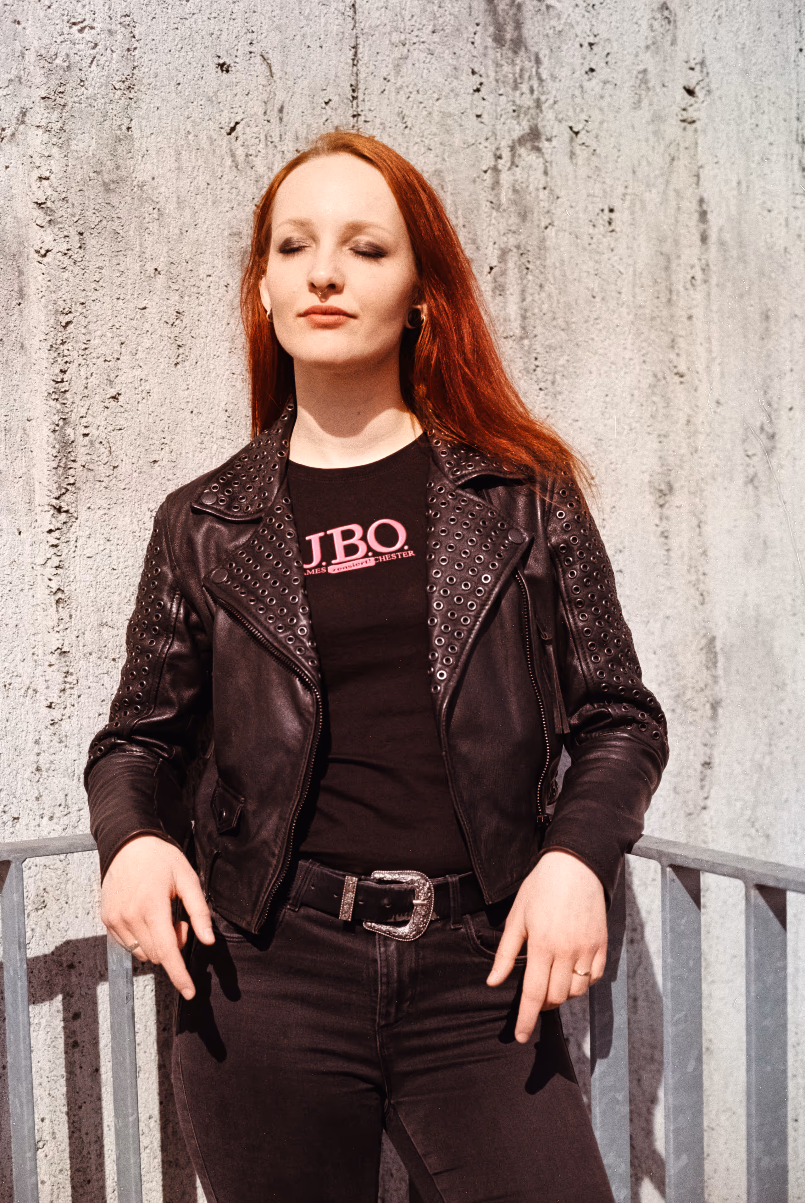 Jasmin
      
      Farbfotografie auf 35mm Kodak Gold&nbsp;200
      