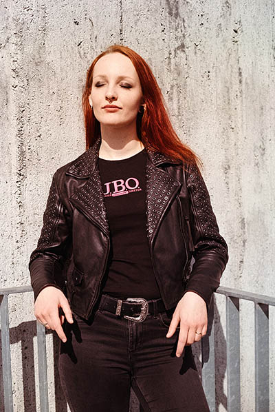 Jasmin
      
      Farbfotografie auf 35mm Kodak Gold&nbsp;200
      