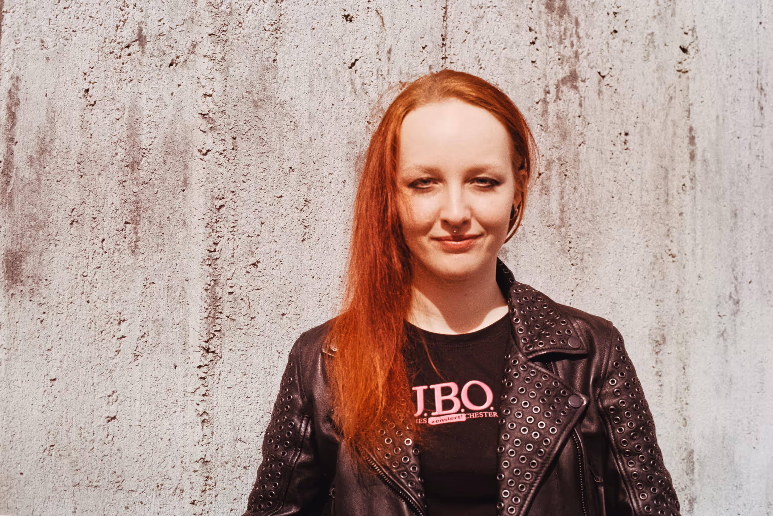 Jasmin
      
      Farbfotografie auf 35mm Kodak Gold&nbsp;200
      