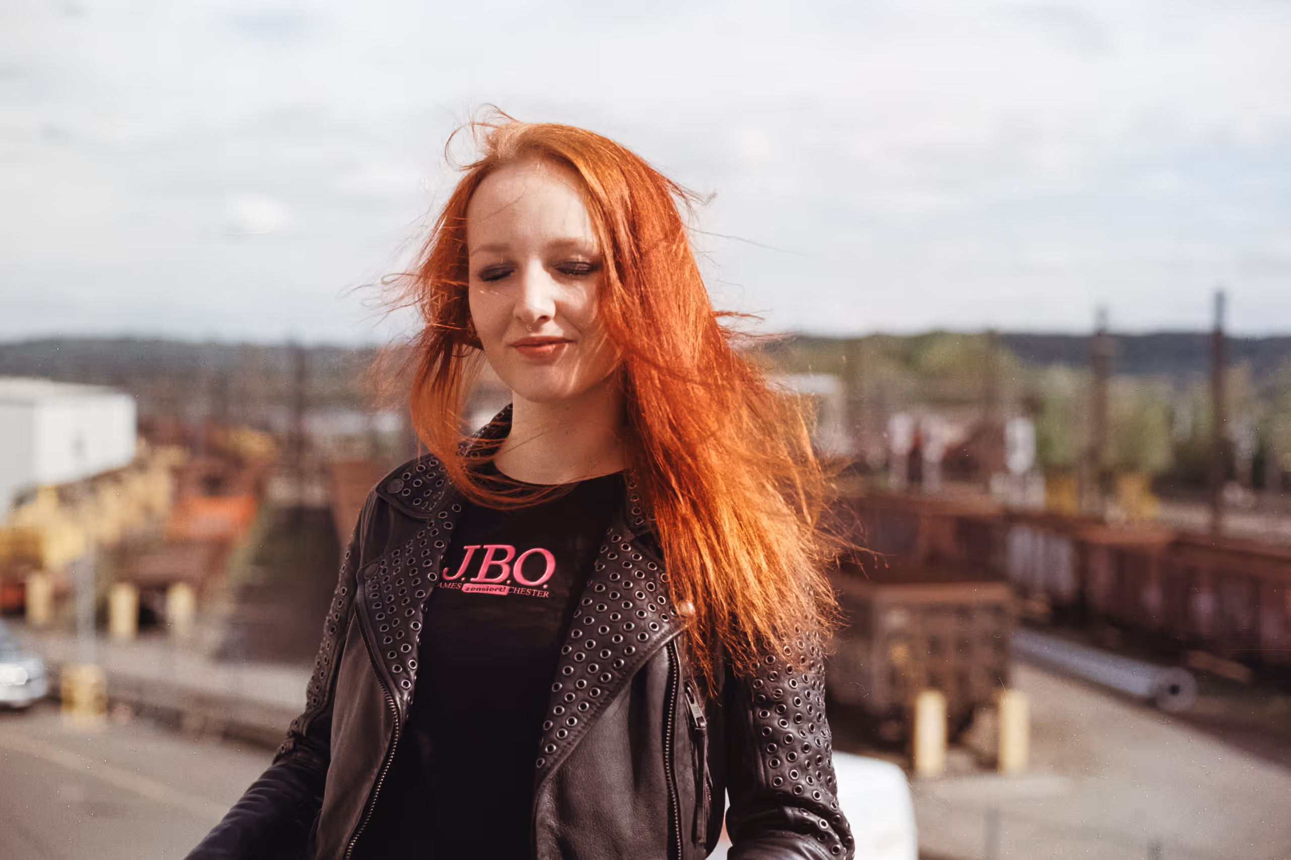 Jasmin in Esch-sur-Alzette (Rockhal)
      
      Farbfotografie auf 35mm Kodak Gold&nbsp;200
      