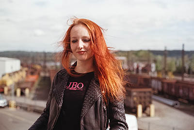 Jasmin in Esch-sur-Alzette (Rockhal)
      
      Farbfotografie auf 35mm Kodak Gold&nbsp;200
      