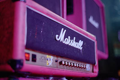 Marshall JCM&nbsp;800 in Pink
      
      Farbfotografie auf 35mm Kodak UltraMax&nbsp;400
      