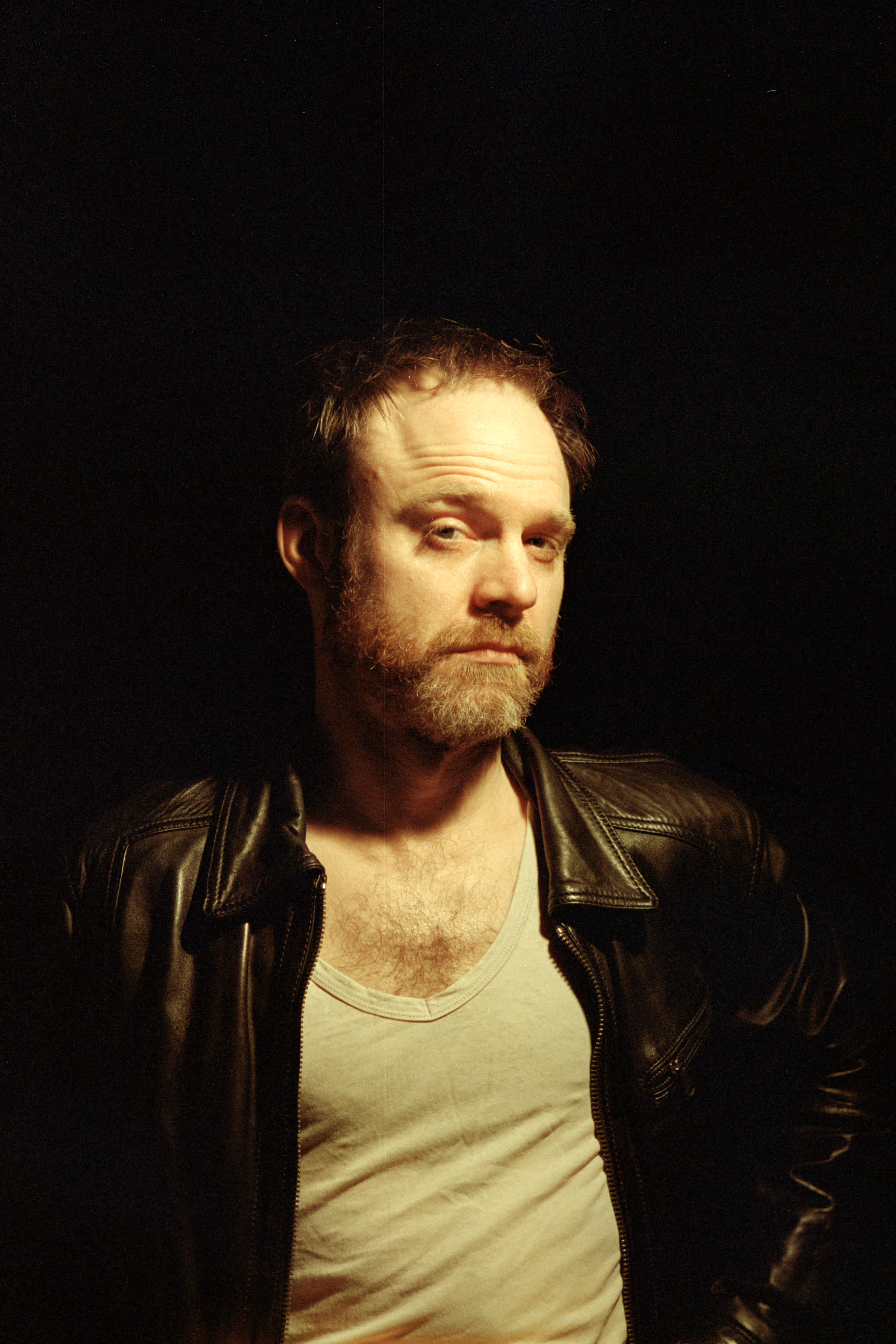 Matthias. Selbstporträt.
      
      Farbfotografie auf 35mm Kodak Portra&nbsp;800
      