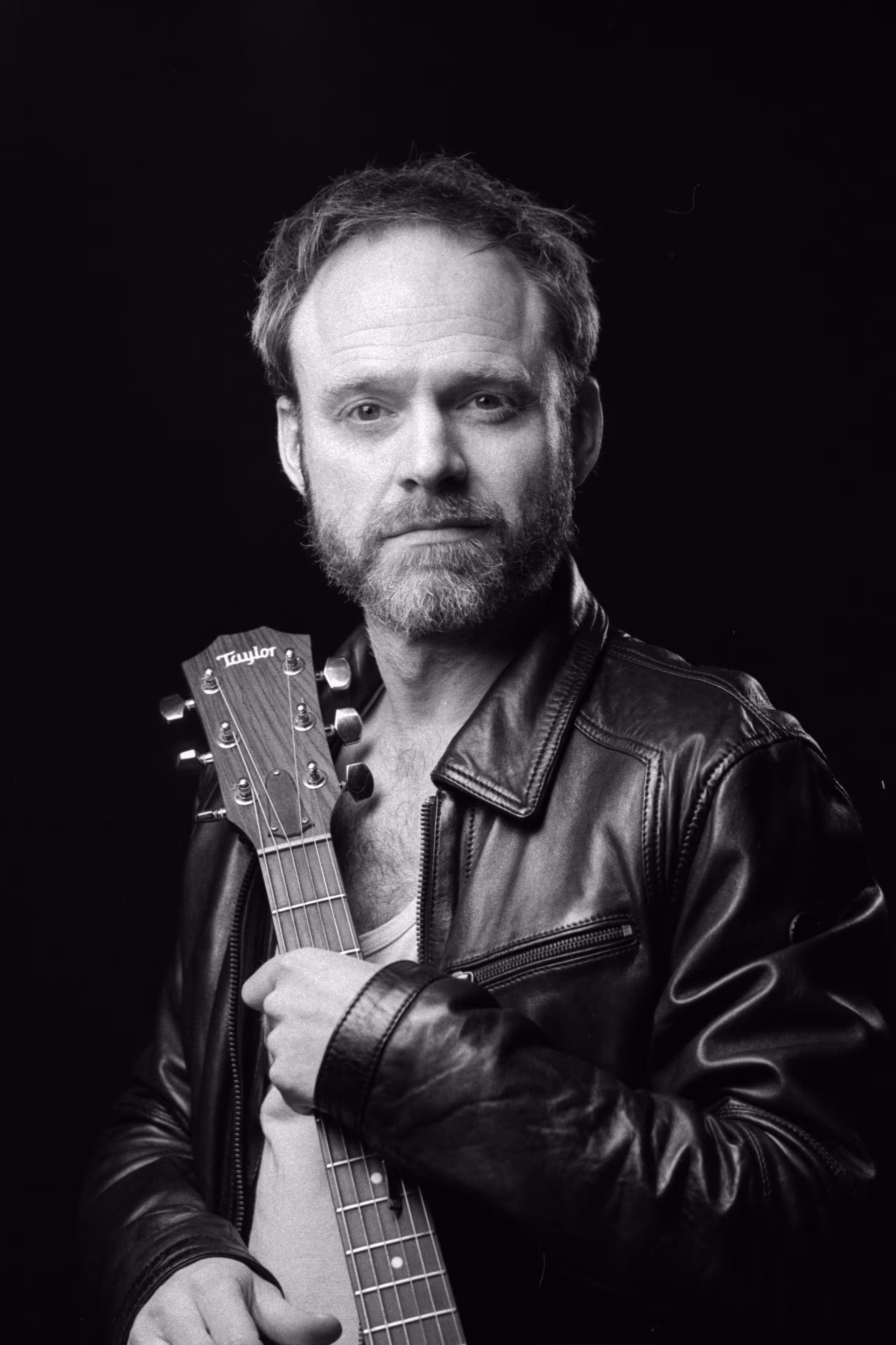 Matthias mit Gitarre. Selbstporträt.
      
      Schwarzweißfotografie auf 35mm Ilford HP5 Plus&nbsp;400
      