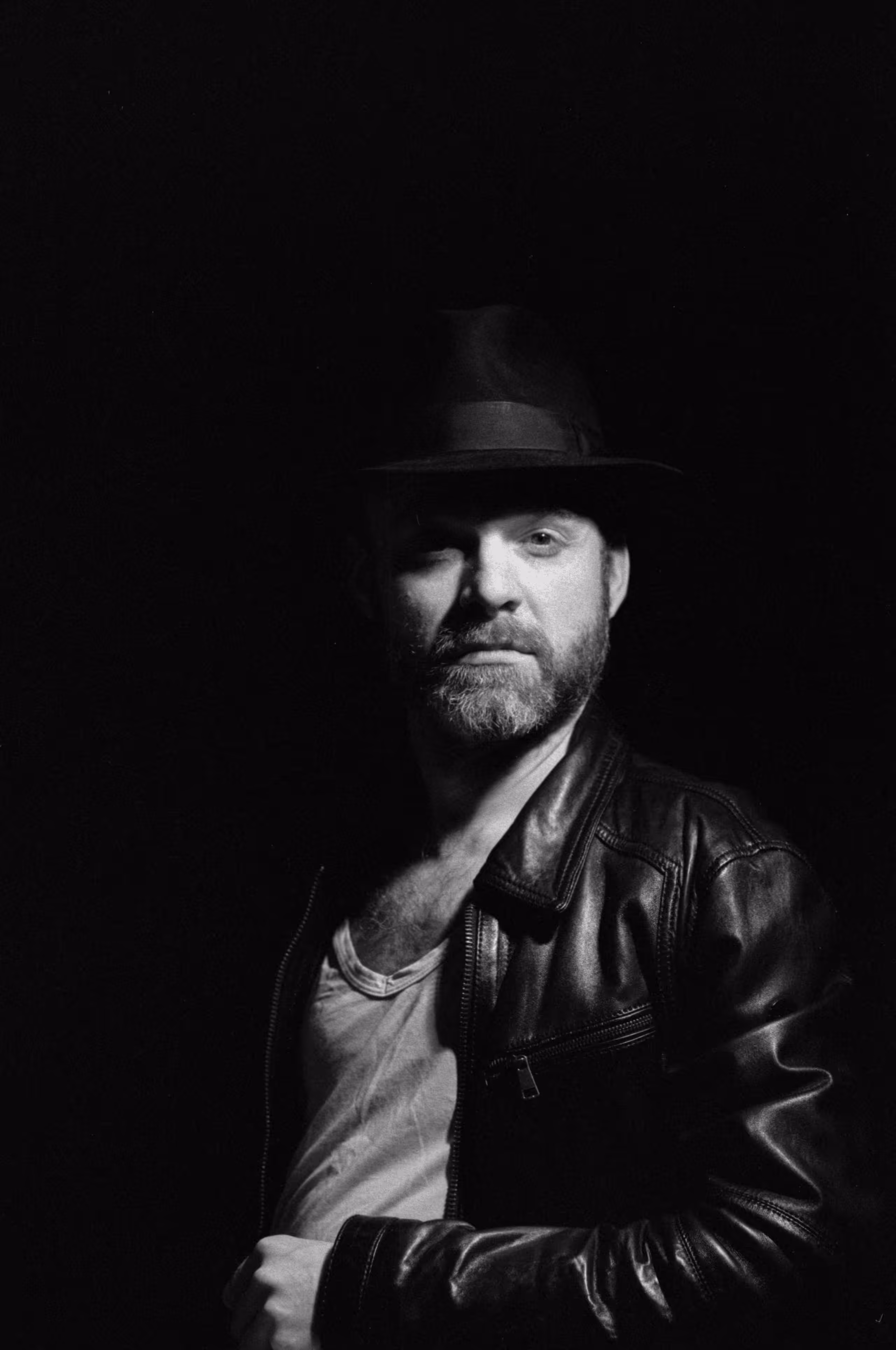 Matthias mit Hut. Selbstporträt.
      
      Schwarzweißfotografie auf 35mm Ilford HP5 Plus&nbsp;400
      