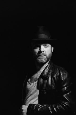 Matthias mit Hut. Selbstporträt.
      
      Schwarzweißfotografie auf 35mm Ilford HP5 Plus&nbsp;400
      