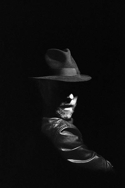 Matthias mit Hut. Selbstporträt.
      
      Schwarzweißfotografie auf 35mm Ilford HP5 Plus&nbsp;400
      