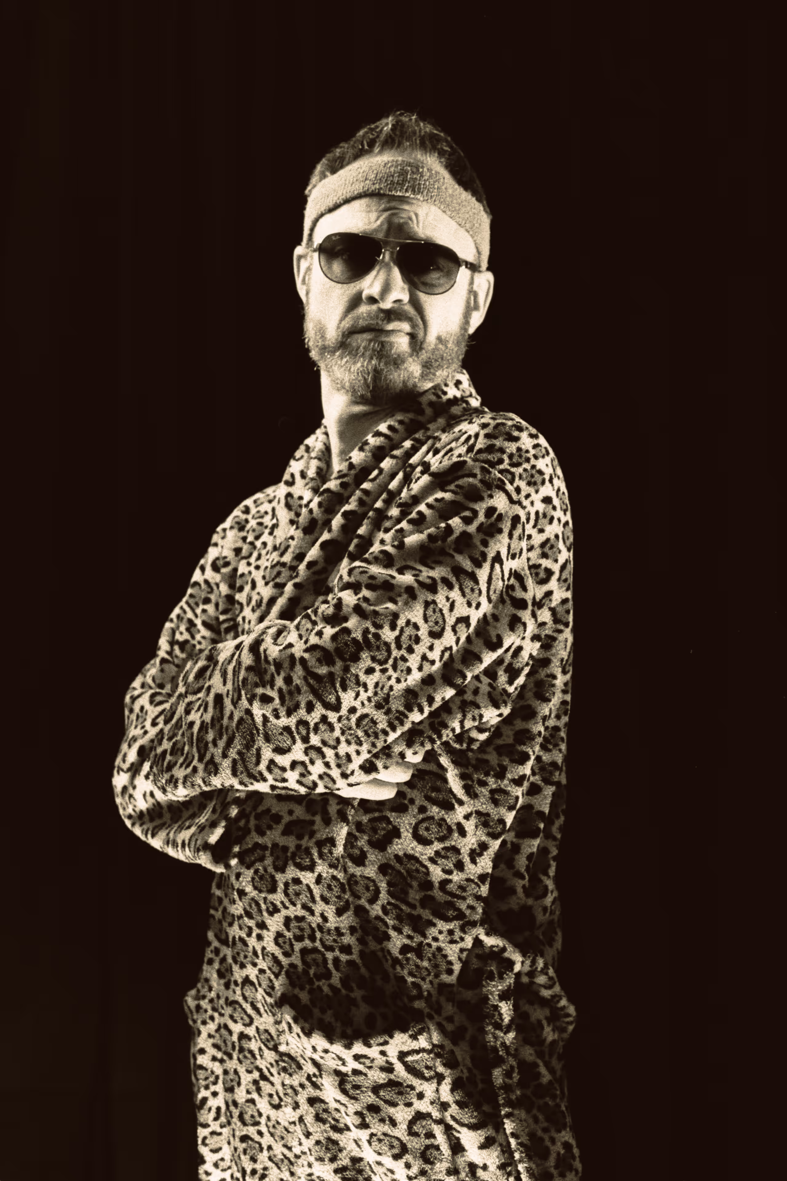 Matthias im Leo-Look. Selbstporträt.
      
      Schwarzweißfotografie auf 35mm Ilford HP5 Plus&nbsp;400
      