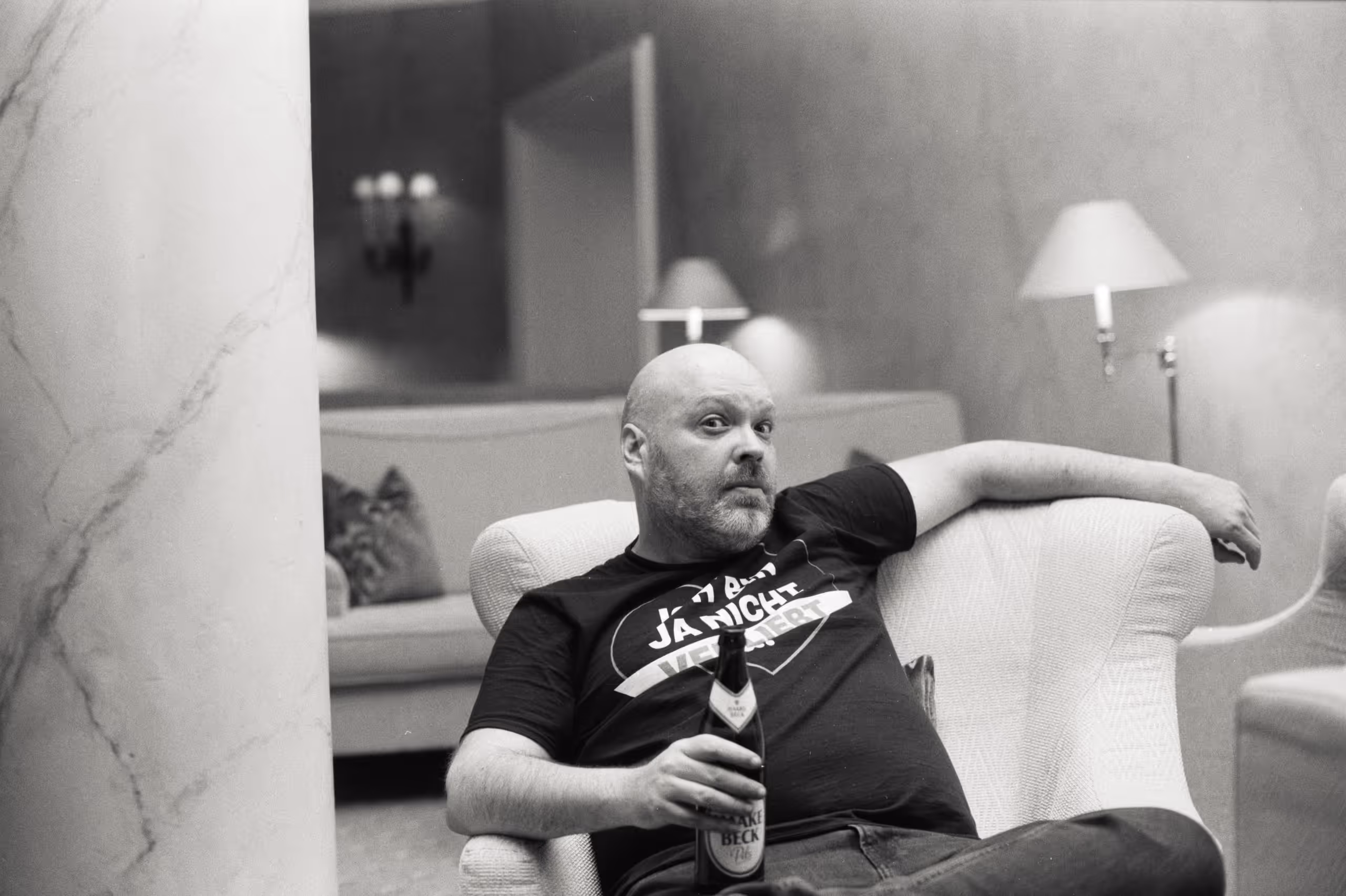 Sandy in der Hotellobby
      
      Schwarzweißfotografie auf 35mm Ilford FP4 Plus&nbsp;125
      