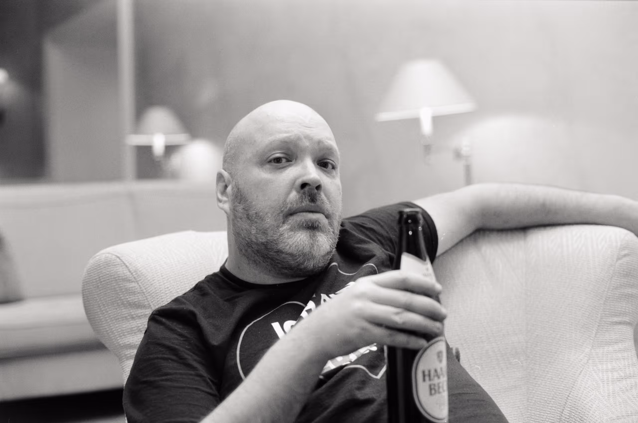 Sandy in der Hotellobby
      
      Schwarzweißfotografie auf 35mm Ilford FP4 Plus&nbsp;125
      