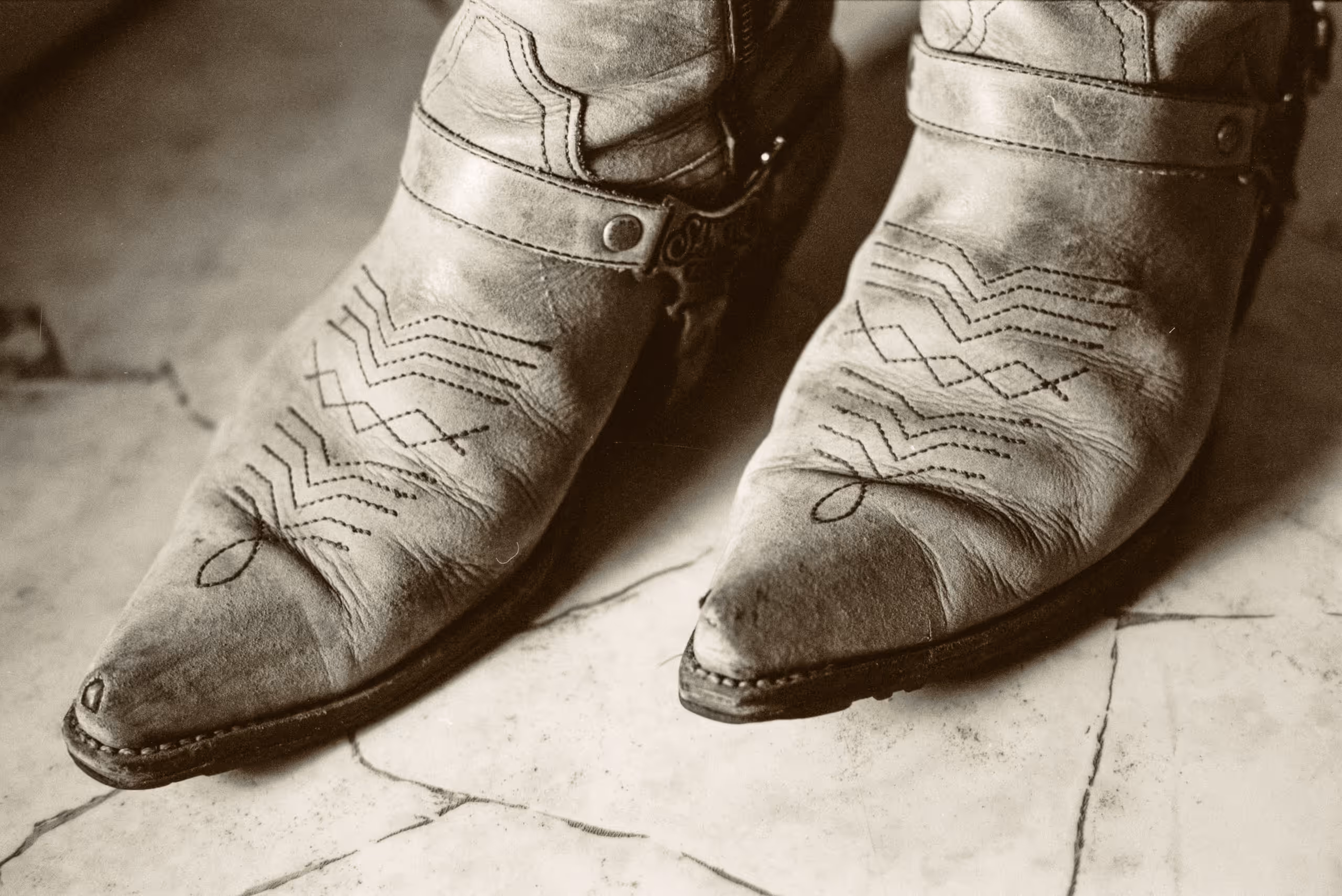 Boots
      
      Schwarzweißfotografie auf 35mm Rollei Superpan&nbsp;200
      