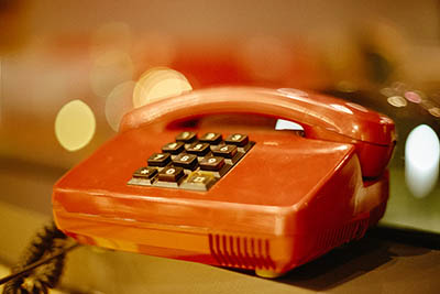 Rotes Telefon
      
      Farbfotografie auf 35mm Kodak Gold&nbsp;200
      